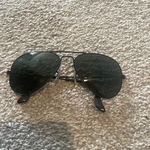 Black polarized ray ban aviators